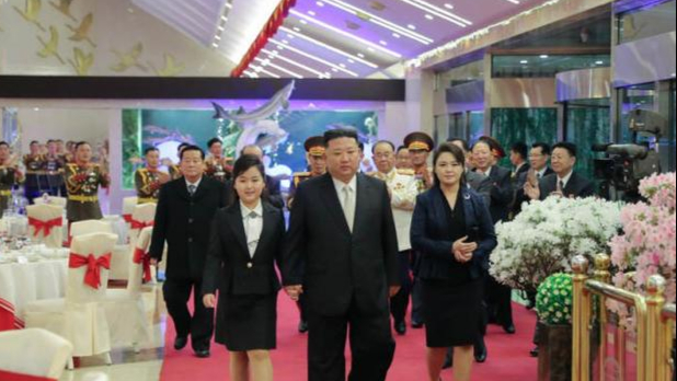 朝鲜人民军建军75周年之际 金正恩再度携女儿公开亮相
