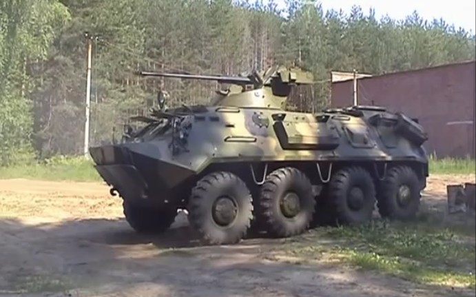 现代化的BTR-60和BRDM-2射击