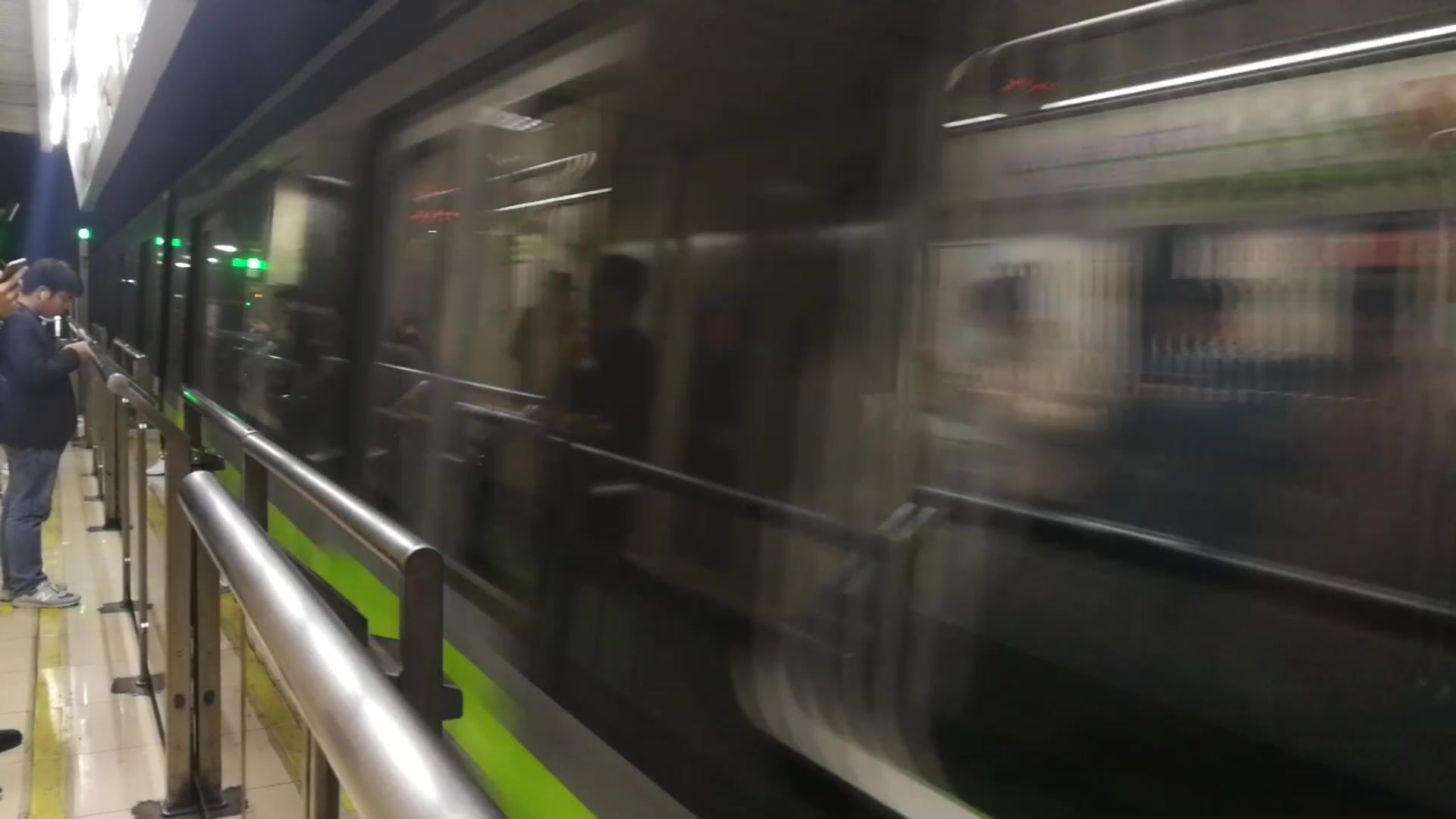 上海地铁西瓜绿灯侠02a0102a05时代出站