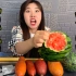 新晋“网红西瓜”，不用刀切直接用手剥皮吃！真的假的？