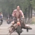 李伯清骑摩托卖猪