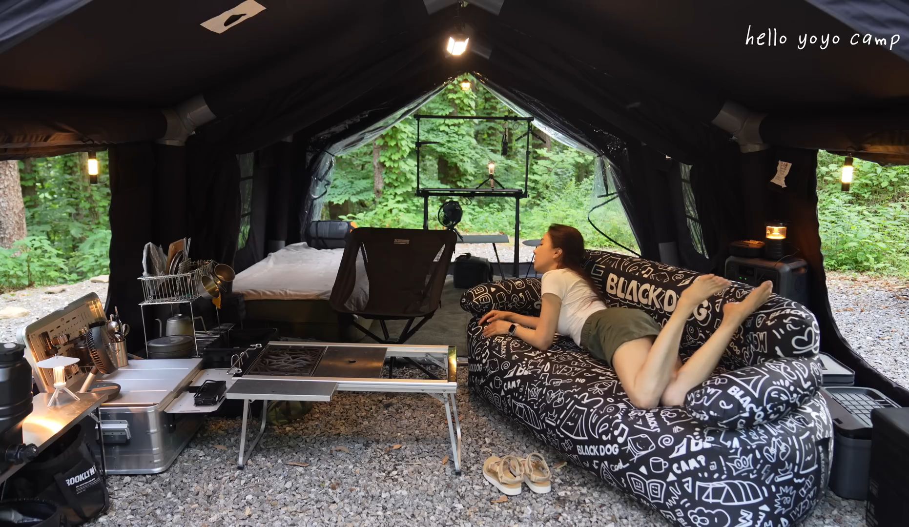 女孩也真是太彪悍了，在森林里撑起顶110斤的帐篷露营，简直比酒店还奢华