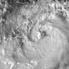 台风“泰利”清晰台风眼曝光：预计今夜登陆，多地将迎来暴雨