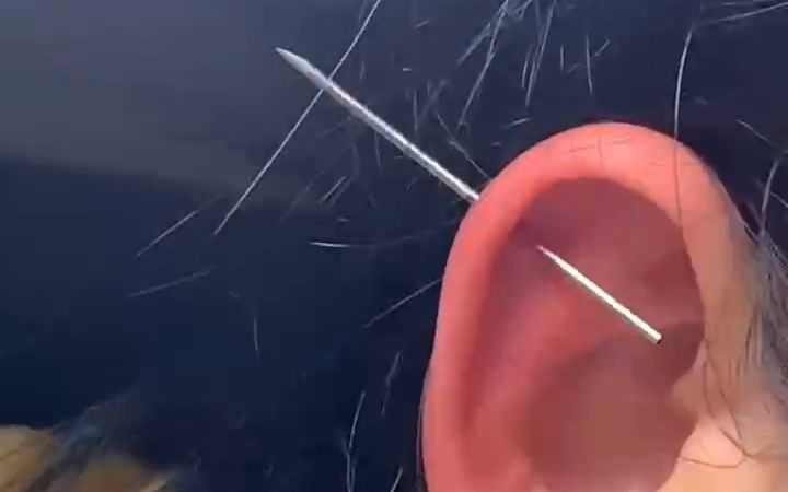 第一次打耳洞 但是自己动手