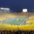 夜幕下震撼的黄色人海——密歇根大学橄榄球比赛的狂热氛围
