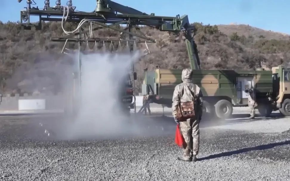 防化兵成立70周年 与毒共舞 向战而行