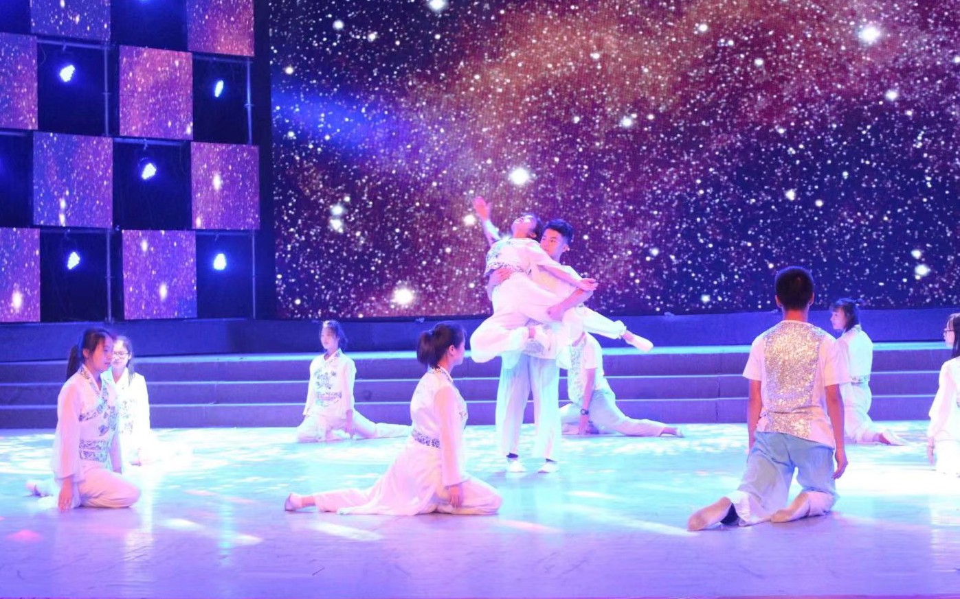攀大交汽迎新晚会《夜空中最亮的星》男女混合现代舞