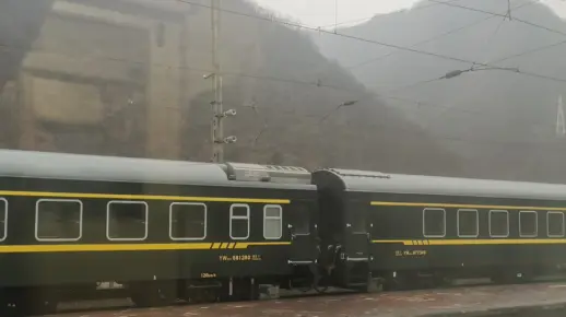 K4774次待避K978次列车