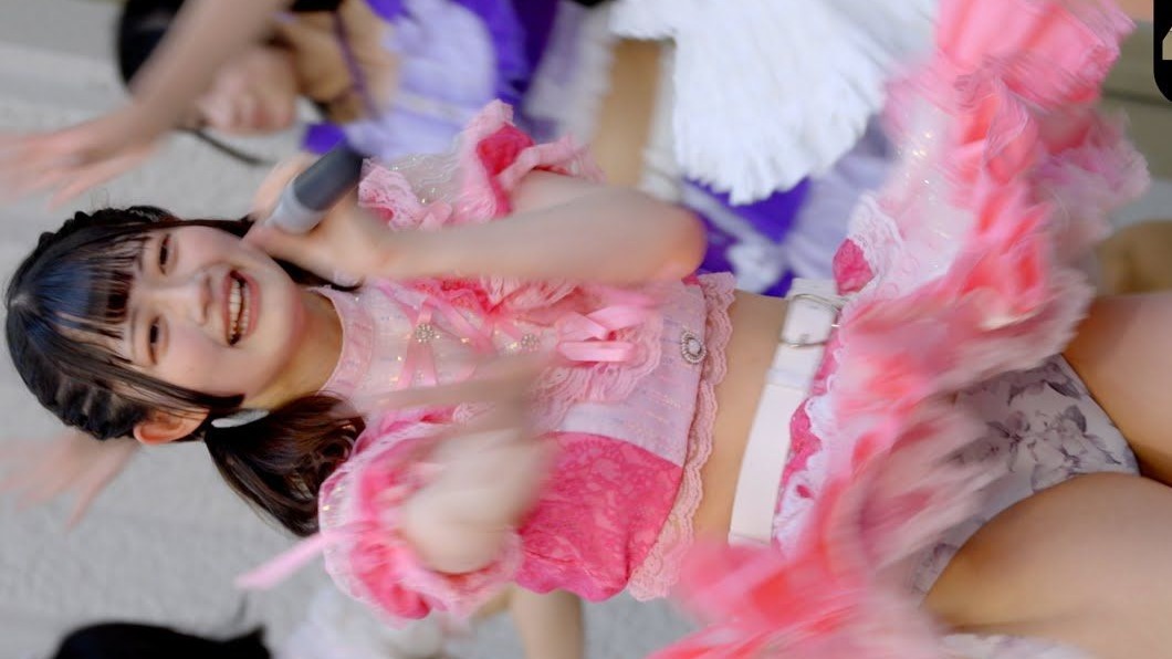 アイドルのドレスと水着の組合演出