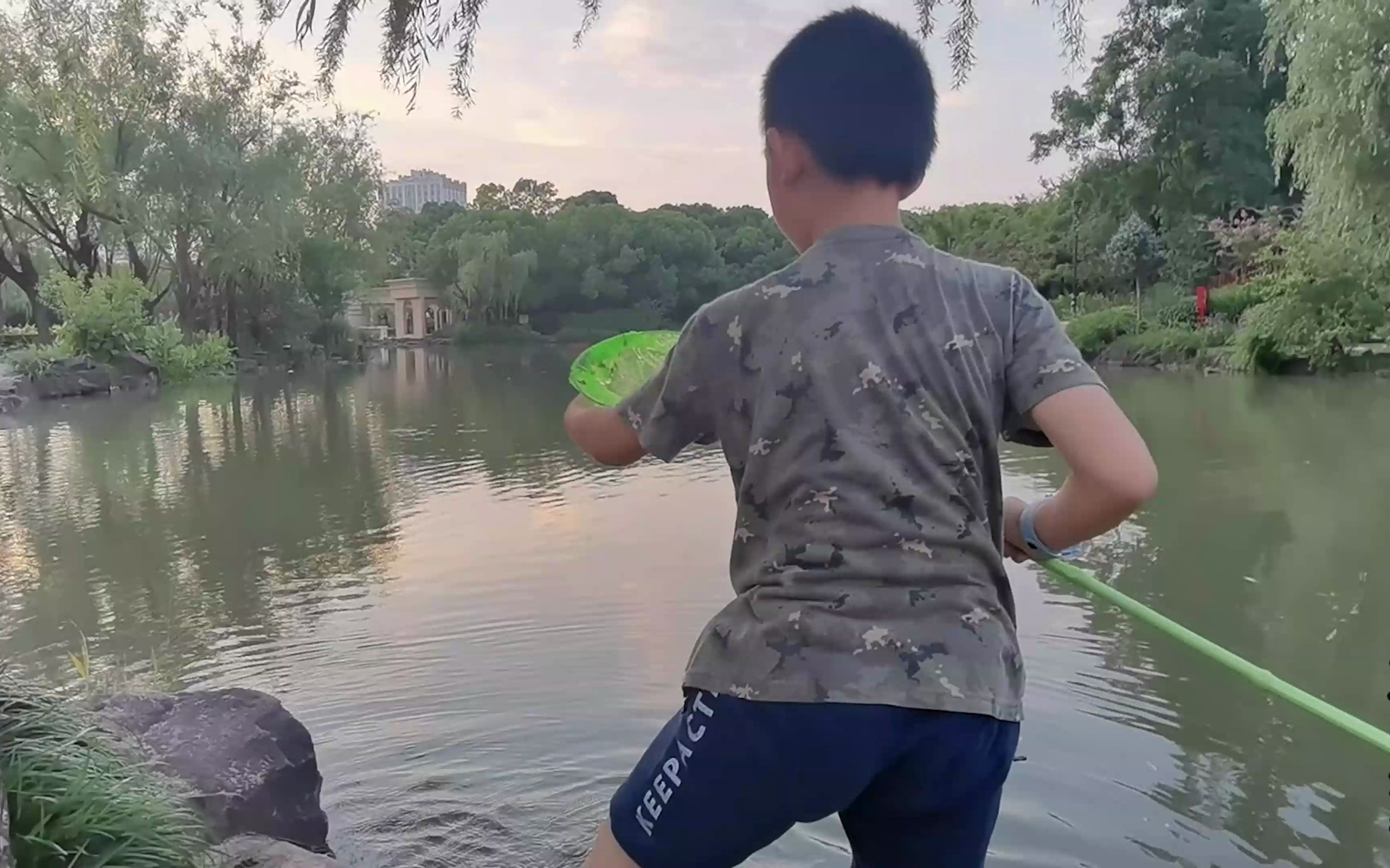 上海打工妹带儿子公园玩耍一天，趁老公不在家，吃啥好吃的