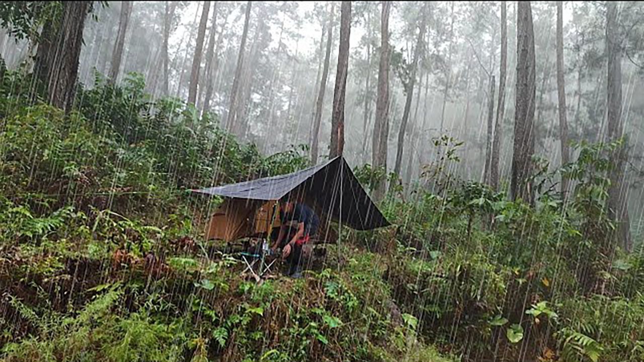 【雨声纯享】惊人的不间断大雨和雷暴⛈️ 大雨中放松的露营在河边01