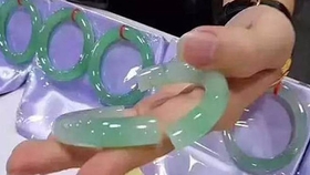 摔手镯的女人 e1708985353f7ce2c38518b754752d9dc0f65ad1.jpg@280w_158h_1c_100q.jpg