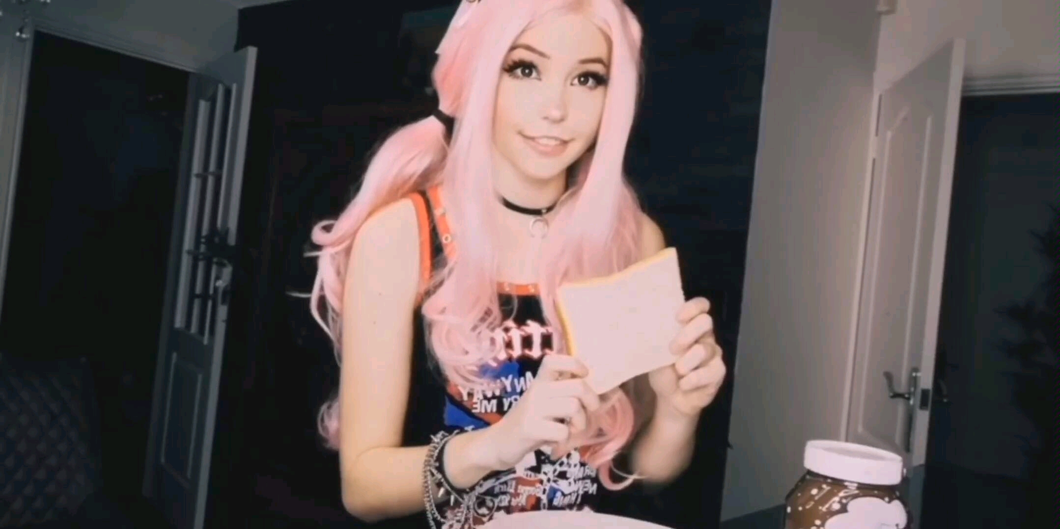 Belle Delphine Gets a HELPING HAND_哔哩哔哩_bilibili