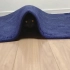 到了晚上请小心地毯下会长出奇怪的......猫咪