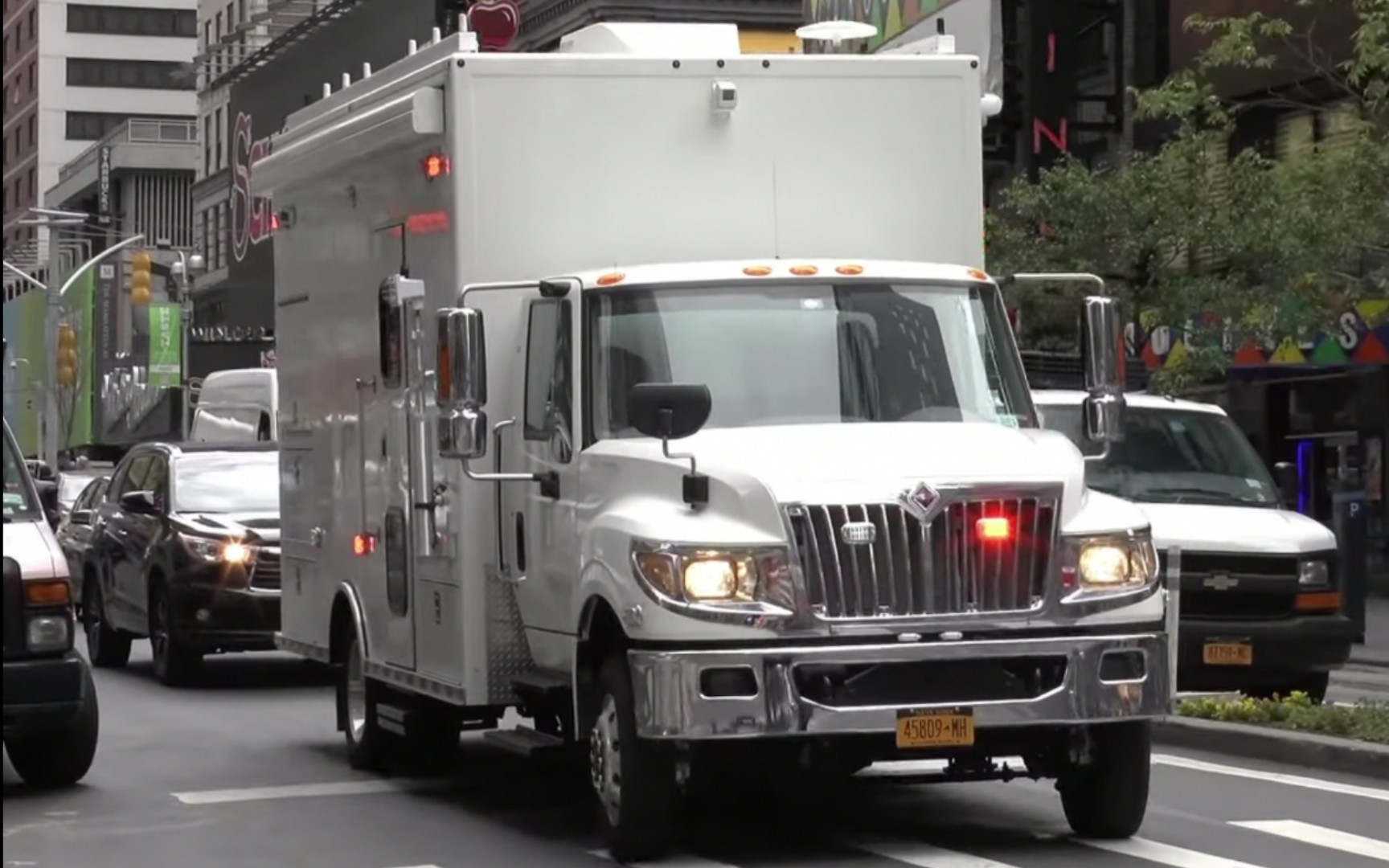 【NYPD】纽约市警察局福特野马Mach-E GT近拍（NY Auto Show 2022）_哔哩哔哩_bilibili