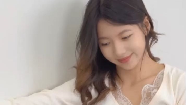 校花琪琪牛仔短裙写真花絮完整版。