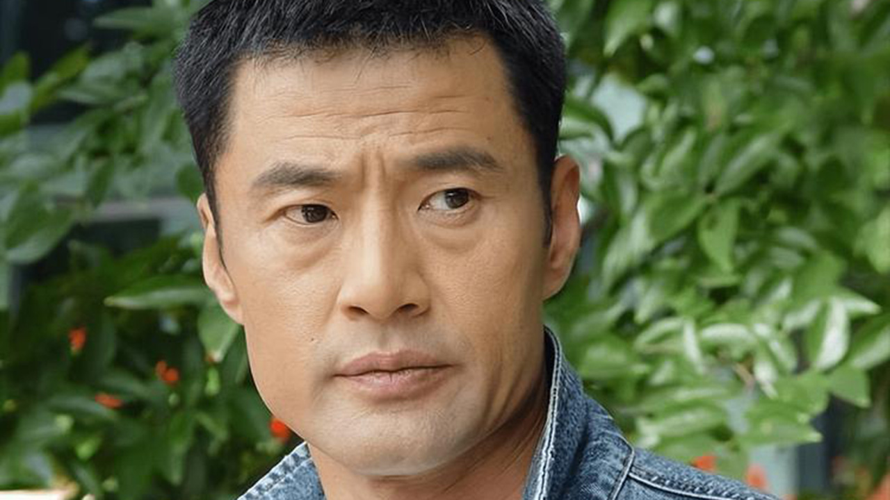 64岁于荣光近照曝光,与王思懿相聚状态好,与前妻和平离婚一年多