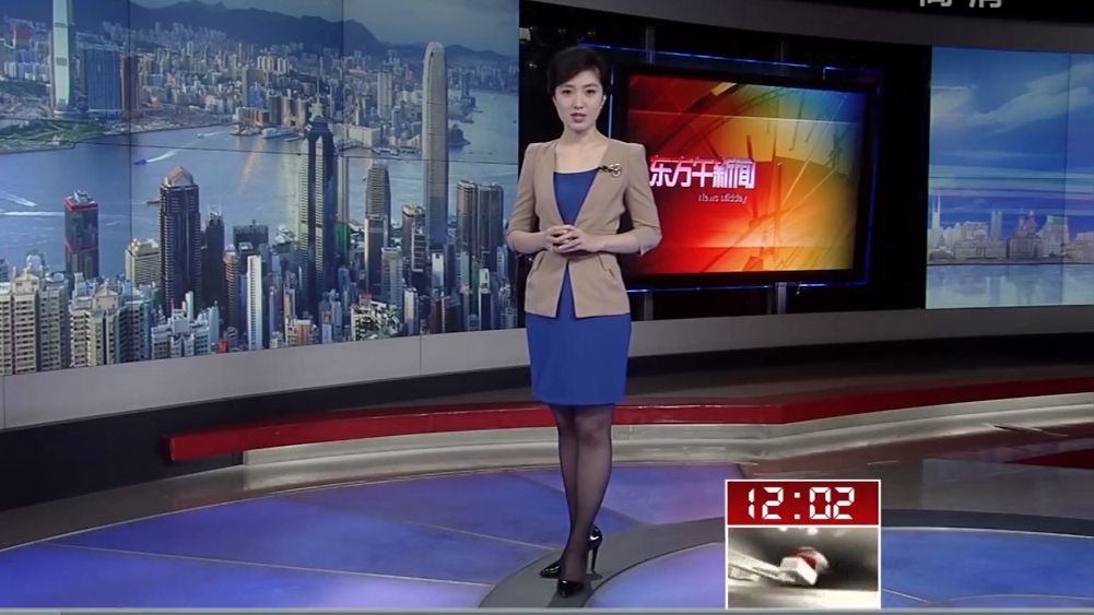 东方卫视何卿黑丝黑高跟，端庄又性感，主持《东方午新闻》