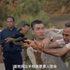 小女孩哄骗男人去监狱，结果自己掉了下去
