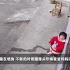 留守女童对着摄像头呼唤爸爸回家，把摄像头当成父母