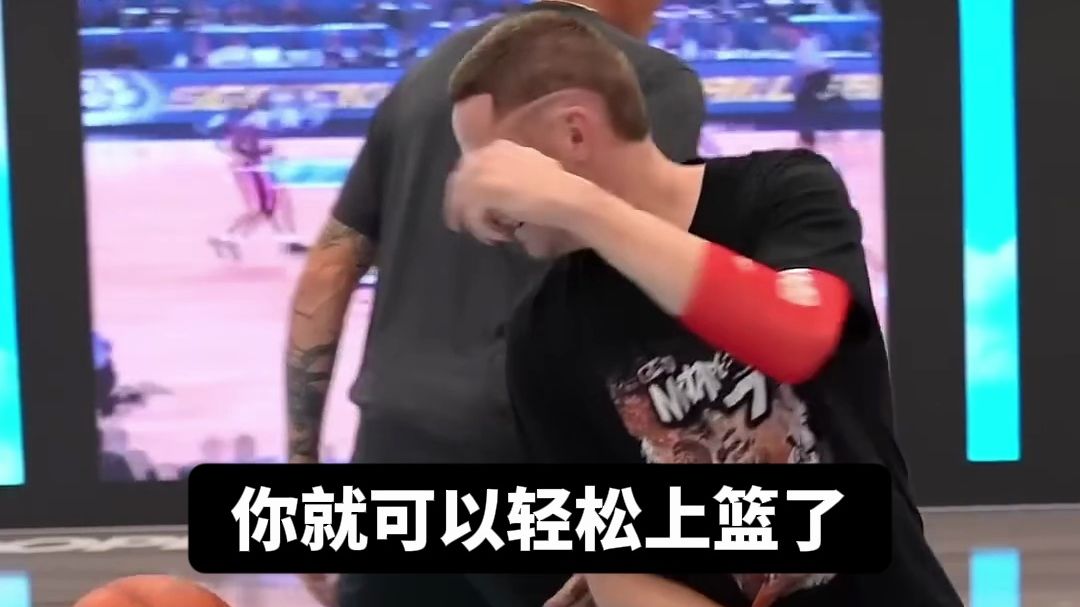 他居然很快地就复制了篮球教授的动作