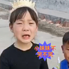 小妹妹不用哭了，我给你一只笔