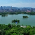 航拍蓝天白云下的济南大明湖，一城山色半城湖，风景美如画卷