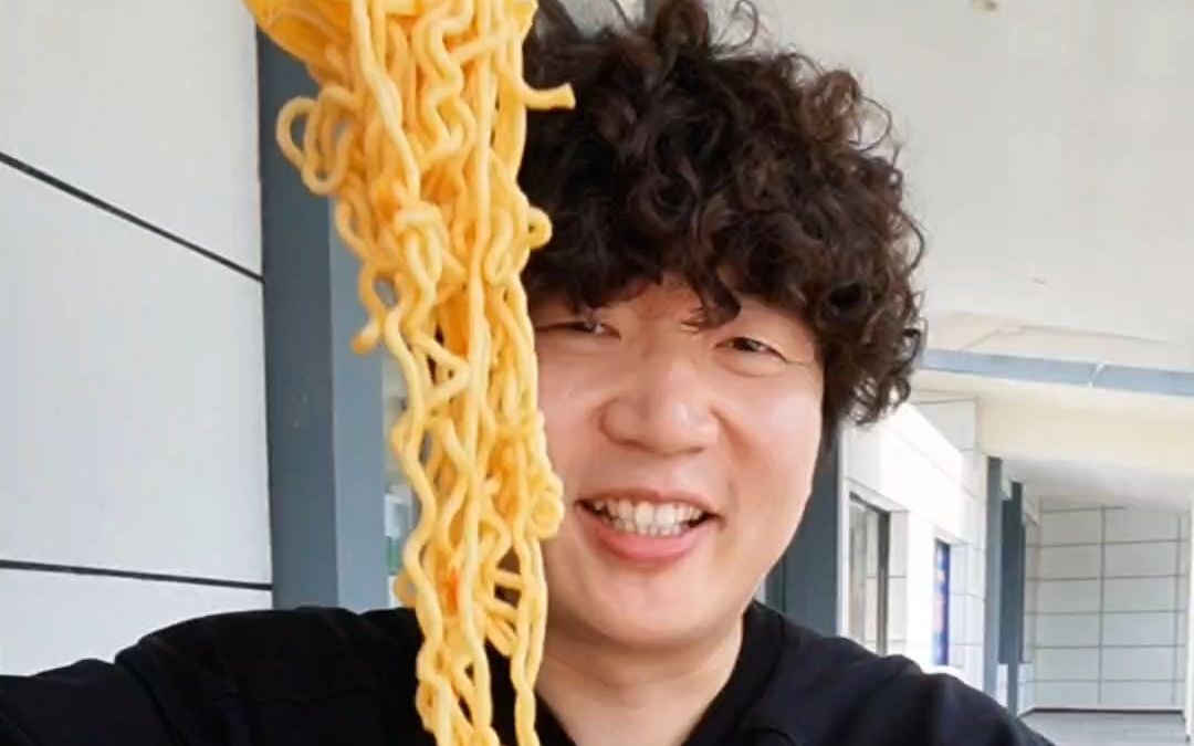 好奇吃一百天泡面会怎么样？我猜能存点钱