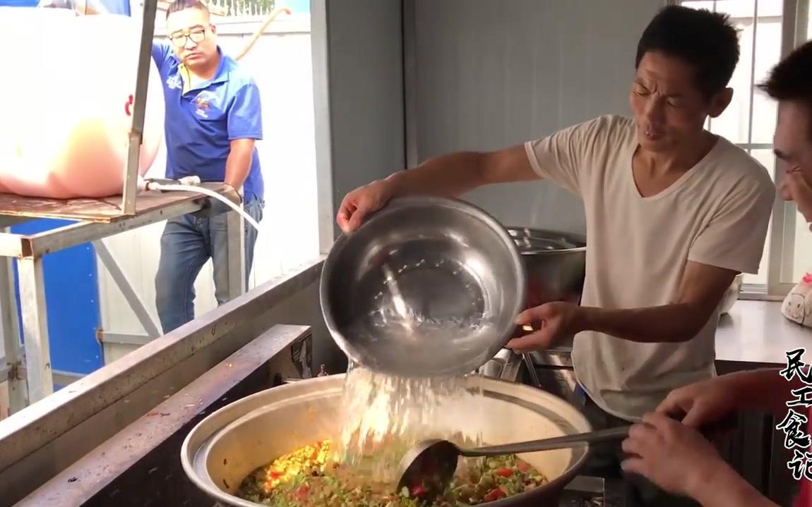 工地大锅饭:工地做饭用的油一桶上千块,什么油这么贵?