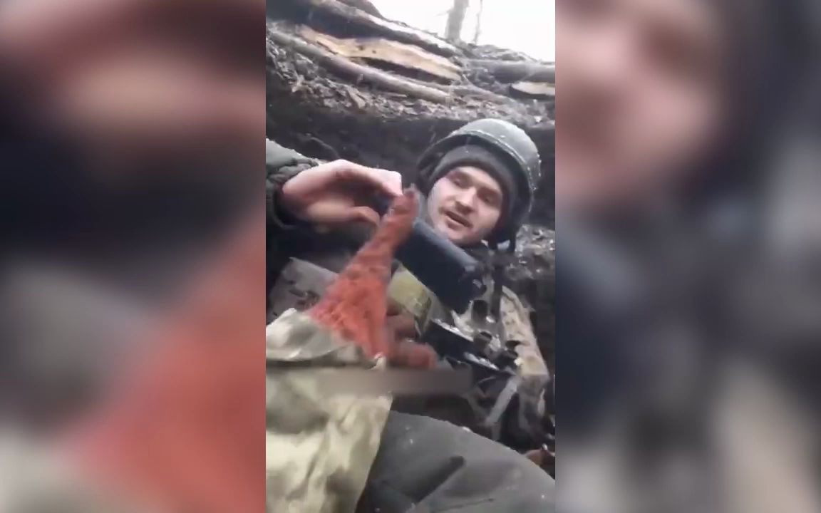 “防弹手机”不是段子？乌军士兵战斗后展示救自己一命的手机：被子弹击穿却又没完全击穿