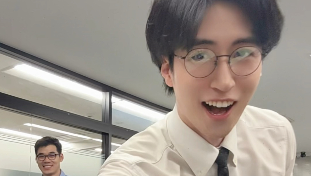 下班拍舞蹈视频被前辈撞见好尴尬。。