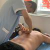 男按摩技师捏脊的背部按摩