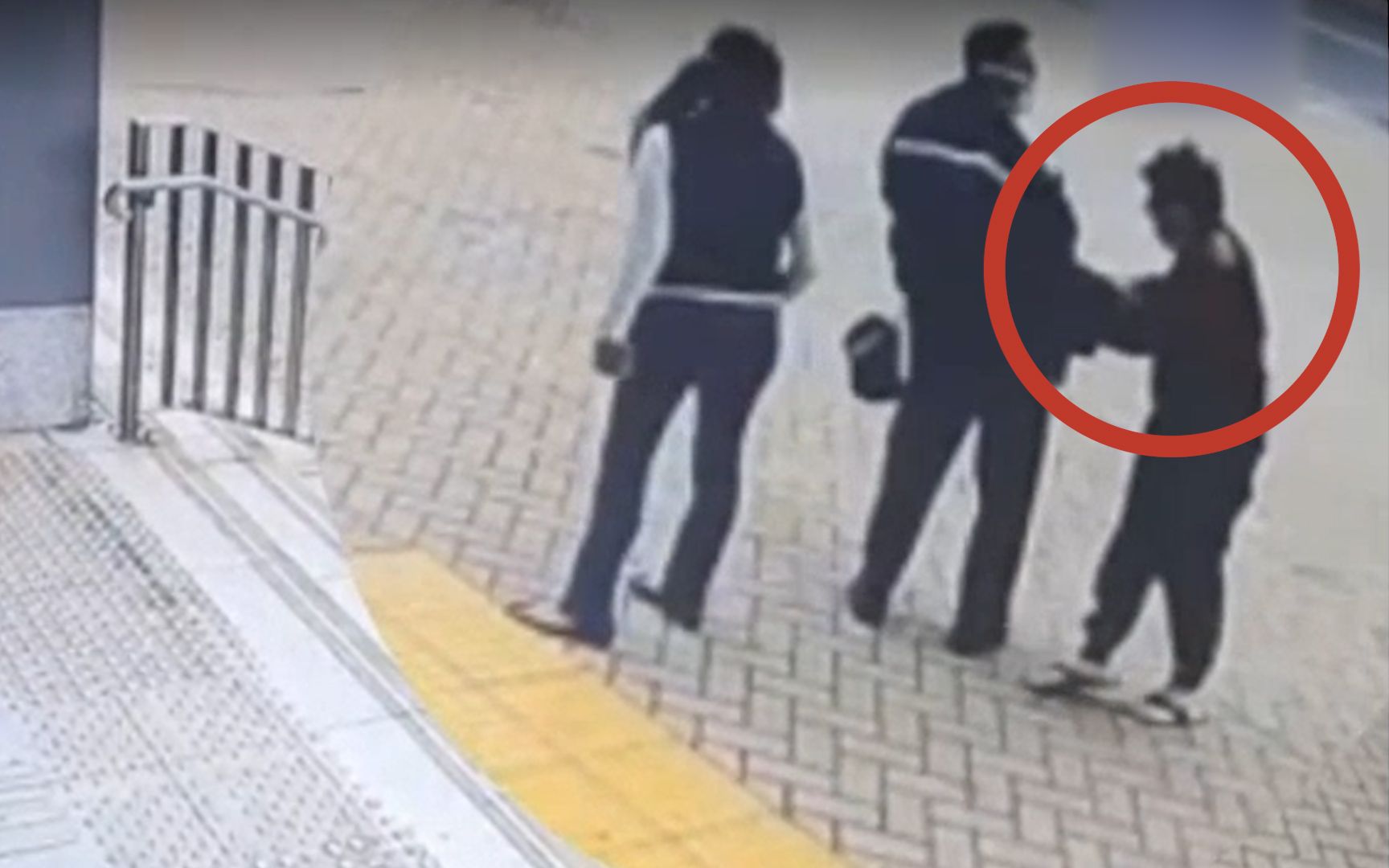 现场曝光！香港女子趁警员不备企图从后夺枪 男警大惊转身将其按住