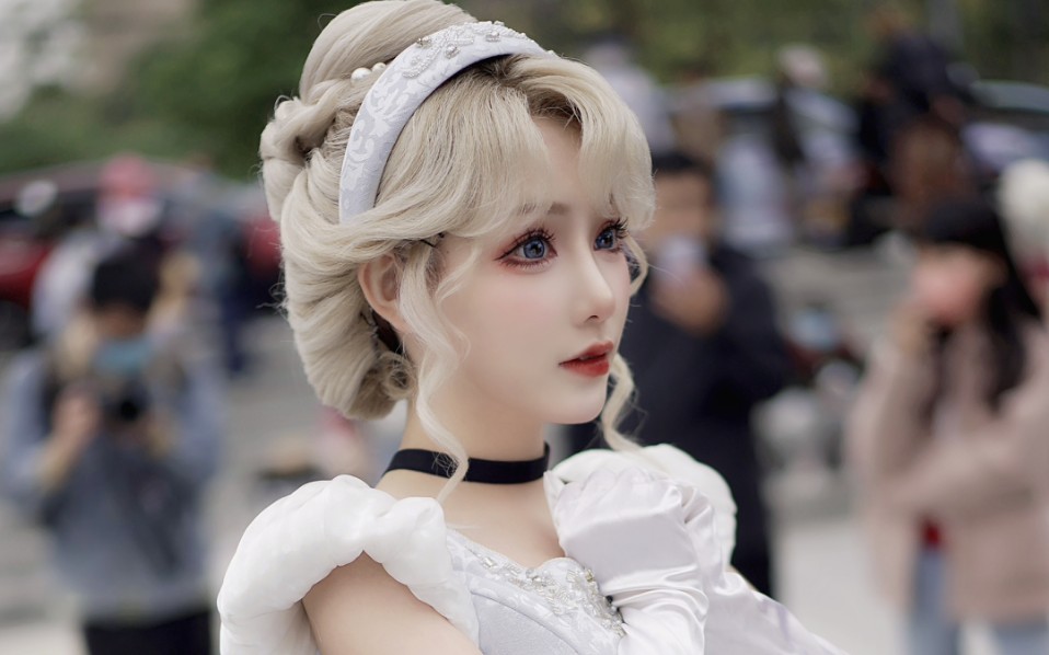 [Comic-Con] Crap, this is the second dimension turned into real life! Cinderella