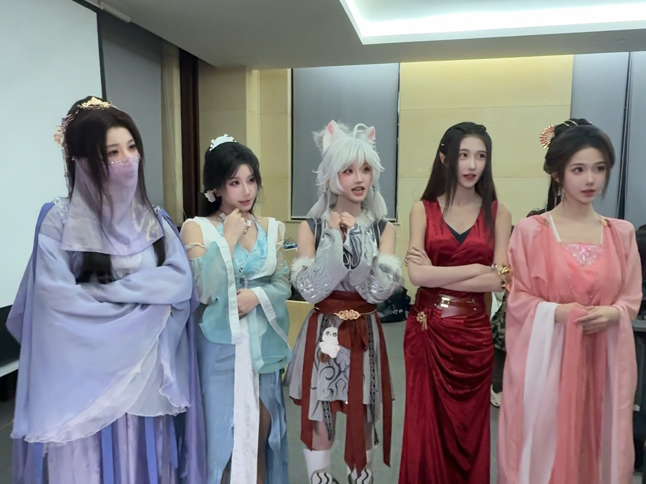 “怎么看到美女不称自己是厉飞雨了？”