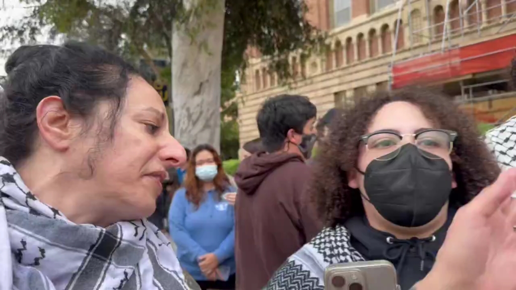 加州大学洛杉矶分校的巴勒斯坦白人活动家告诉另一位白人女性：“你只是一个白人，我们不喜欢白人。”