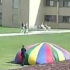 大学生在降落伞下抽大麻被发现了！！