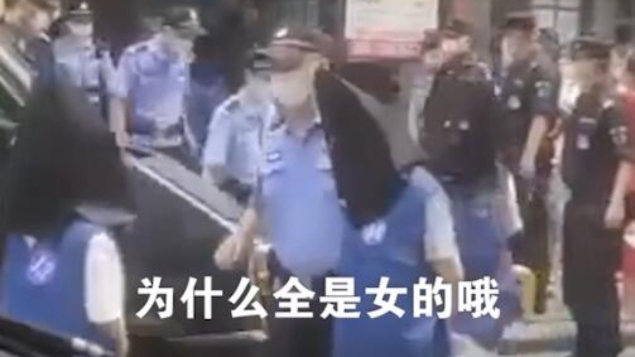 四川绵阳涪城警方：出动100余名警力对时代大厦多处目标点进行收网，抓获60余人。