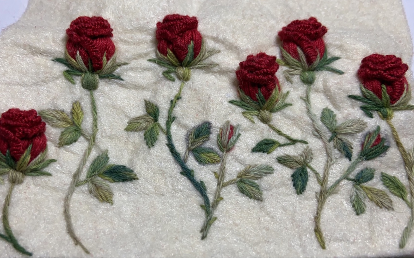 刺绣教程：一环玫瑰花簇，爱意满满的刺绣图案，看着难，绣简单！_凤凰网视频_凤凰网