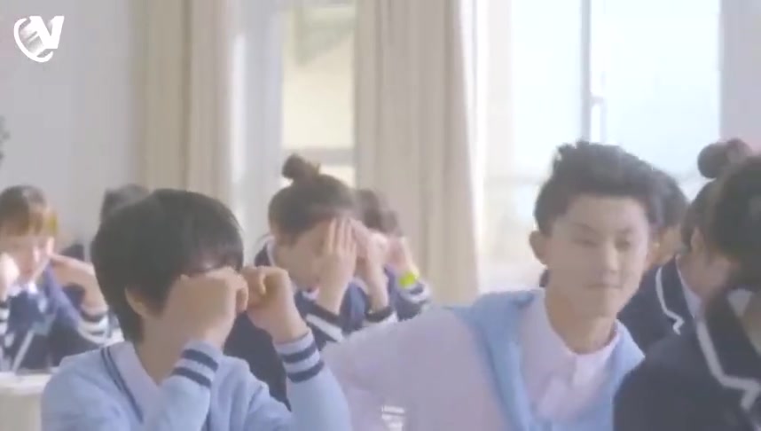 tf家族网剧念念花絮马嘉祺片场清唱歌曲还坐在购物车里边玩耍
