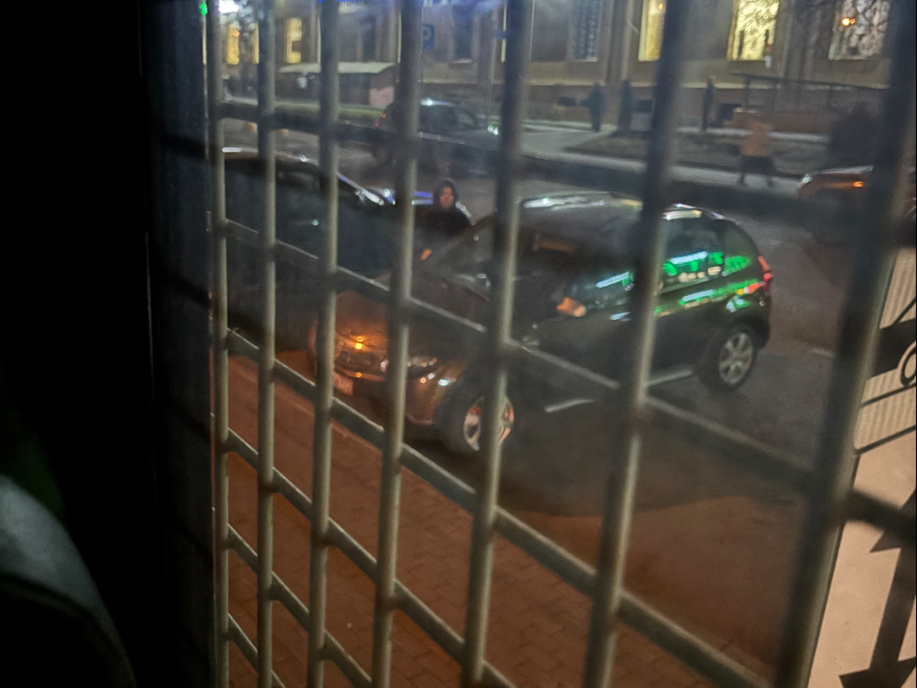 《在莫斯科花8000卢布坐装甲囚车》