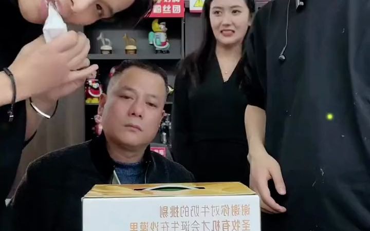 小杨哥带货圣牧有机纯牛奶，谁想大杨哥现场整蛊杨爸，杨爸的表情真的太好笑