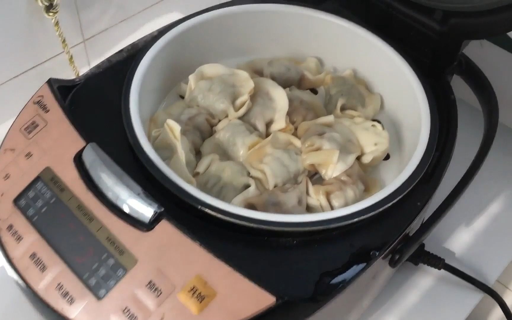 电饭锅蒸饺子的方法(必备美食)