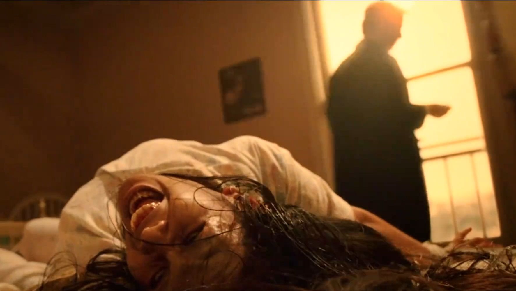 男人一把扯开窗帘，让身后的女孩痛苦不堪，他立刻锁定恶魔《康斯坦丁》