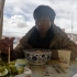 在西藏吃个饭有点贵，今天在县城住宿，遇到两个女孩送了很多零食给我吃