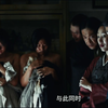 男人用力掰开女人的双腿，众目睽睽之下实施恶行