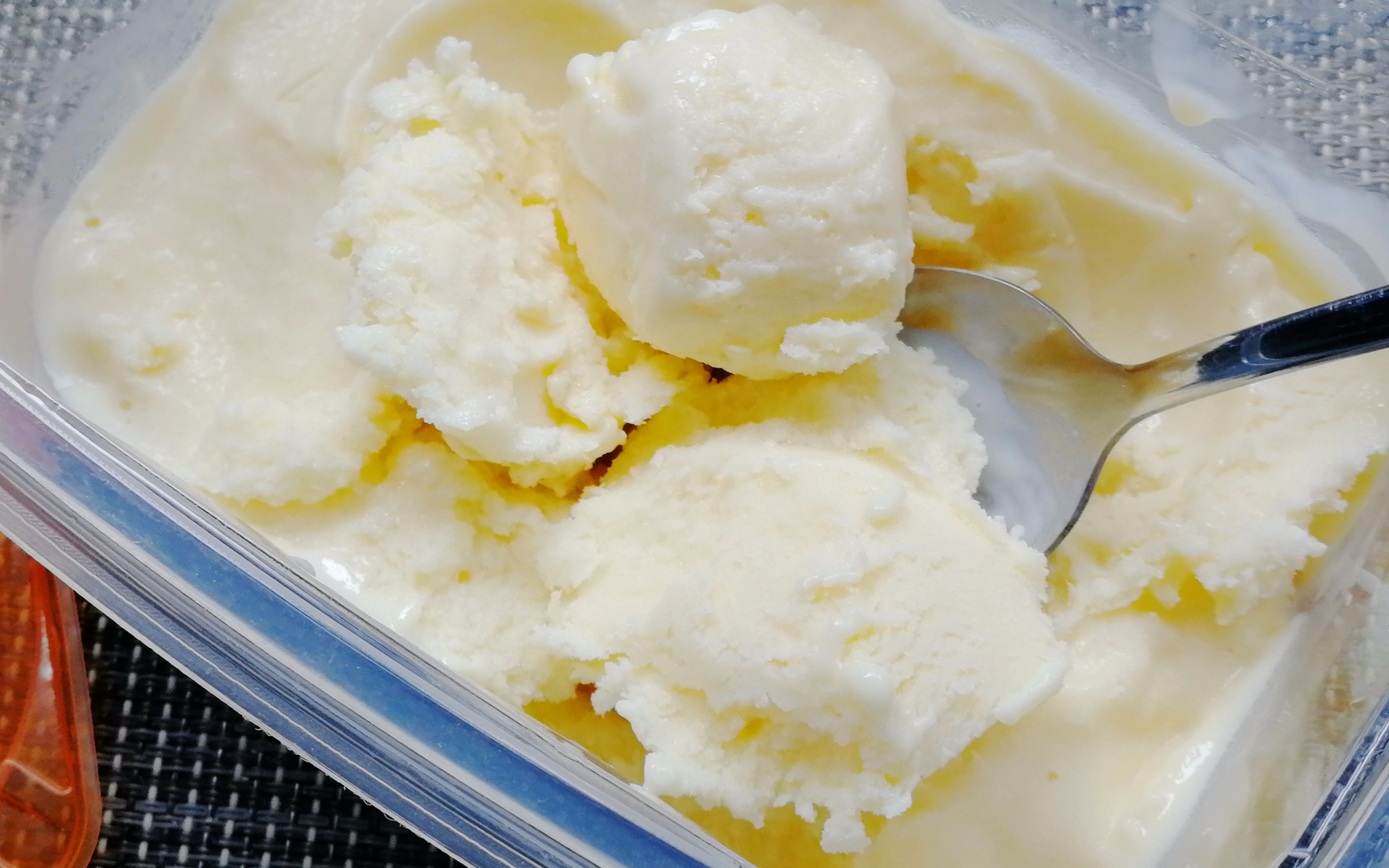 无奶油冰淇淋，不需要淡奶油，不需要电动打蛋器，一样可以做的很好吃