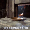 囚犯刚进监狱，地板就自动翘起来，好像下面住着活物