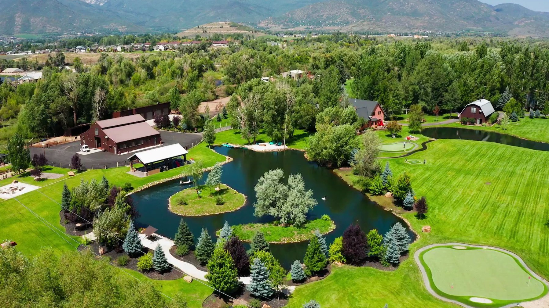 莱格西牧场是一处特别的所在。它由五块可建地块组成，占地 42 英亩，位于瓦萨奇县，紧邻米德韦镇边界。它是帕克城地区最私密、最幽静的房产之一。