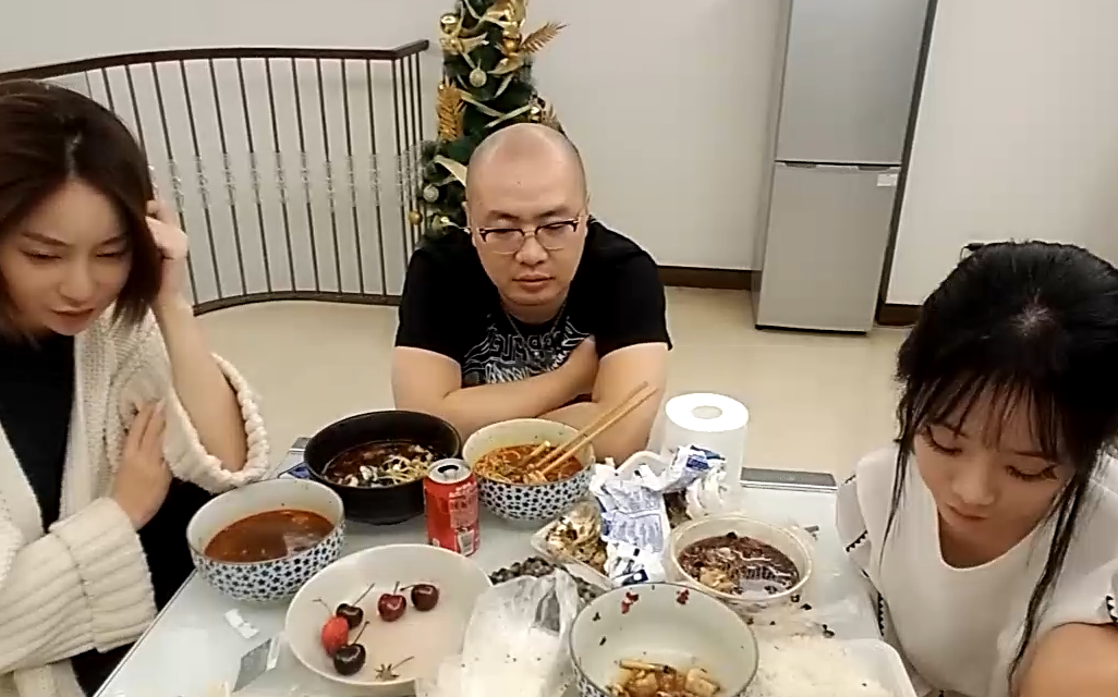 刘杀鸡的恰饭tv深夜放毒